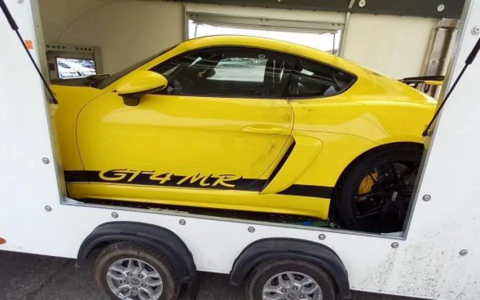 Podezřelý přívěs na parkovišti ukrýval ukradené Porsche z Německa.