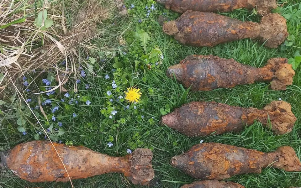 Výkopové práce odhalily nevybuchlé miny a granát. Vše se obešlo bez evakuace osob.
