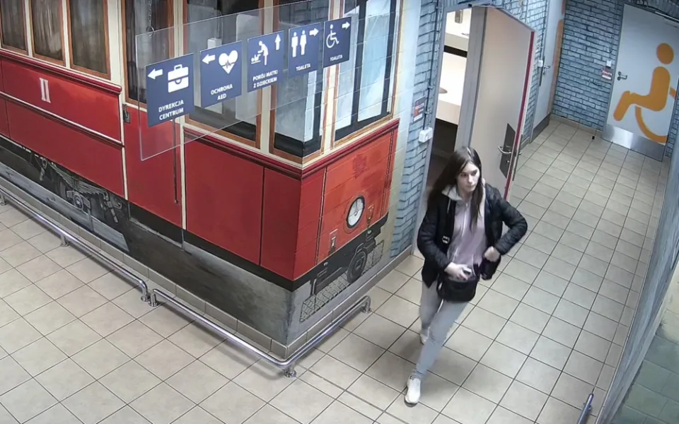 Poznáváte je? Policie pátrá po totožnosti muže a ženy z fotografií.