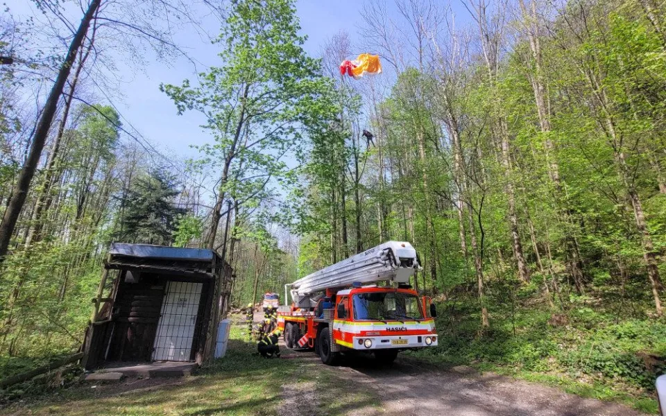 Hasiči sundávali paraglidistu ze stromu. Událost zaměstnala dvě jednotky hasičů