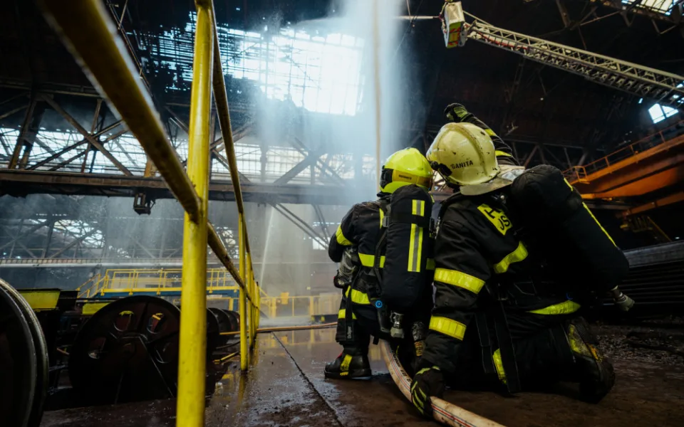 V Ostravě hořela střecha haly společnosti Vítkovice Steel, škoda 700 tisíc korun.