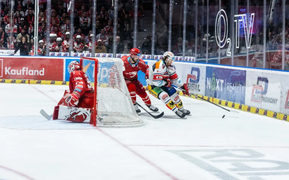 Hokejisté Třince vyhráli první finále extraligy v Pardubicích 2:1.