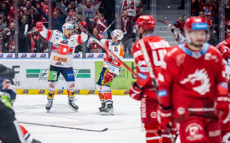 Hokejisté Pardubic porazili Třinec 6:3 a vyrovnali stav finále na 1:1.