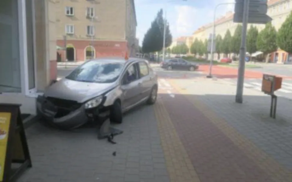 Řidič ujížděl policistům. Při zběsilé jízdě srazil chlapce čekajícího u přechodu