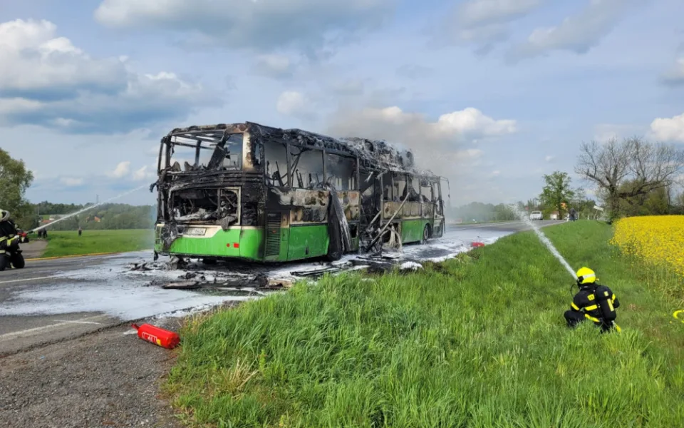 Na Frýdecko-Místecku hořel autobus na plyn, škoda je dva miliony korun.