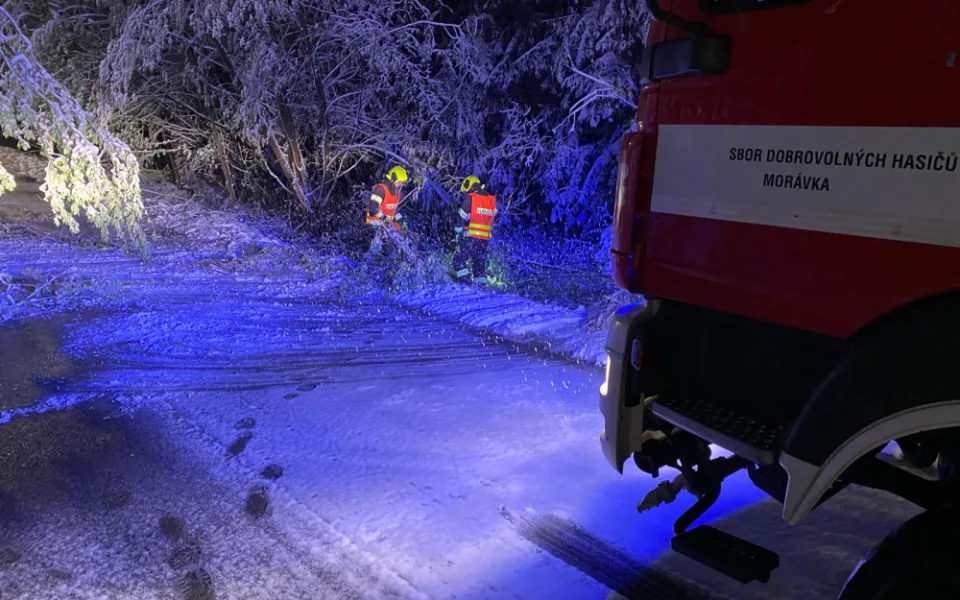 Sníh lámal stromy na Frýdecko-Místecku. Hasiči řešili desítky událostí