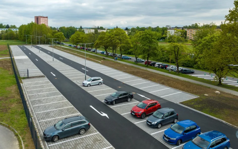 Řidiči v Havířově mohou využívat nové parkoviště u nemocnice se 160 místy.