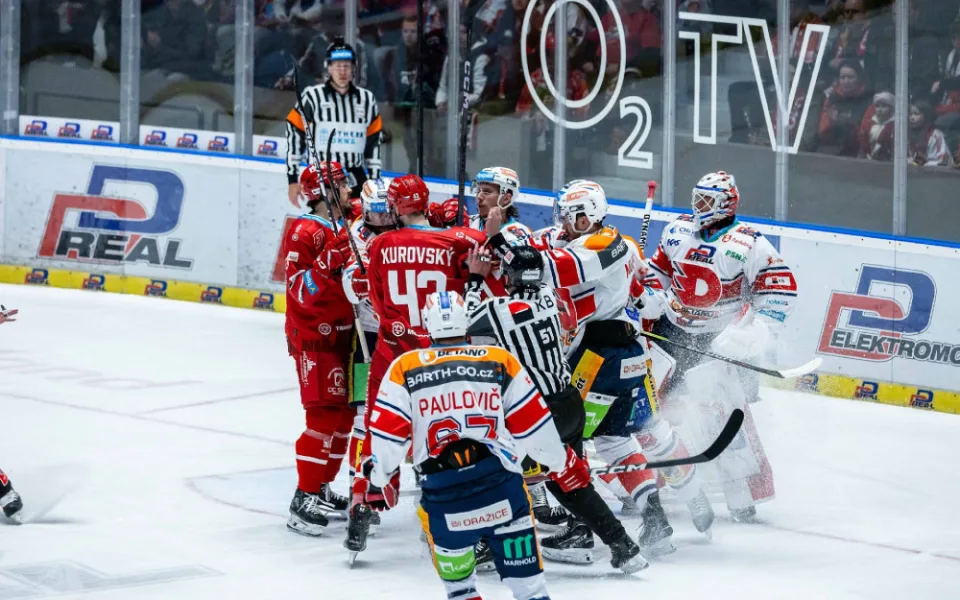 Hokejisté Pardubic porazili potřetí Třinec a v pátek mohou slavit titul.