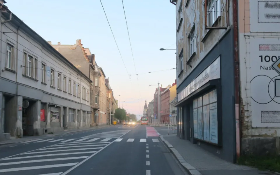 Zblokoval trolejbus a od nehody ujel. Policie hledá řidiče stříbrného auta.