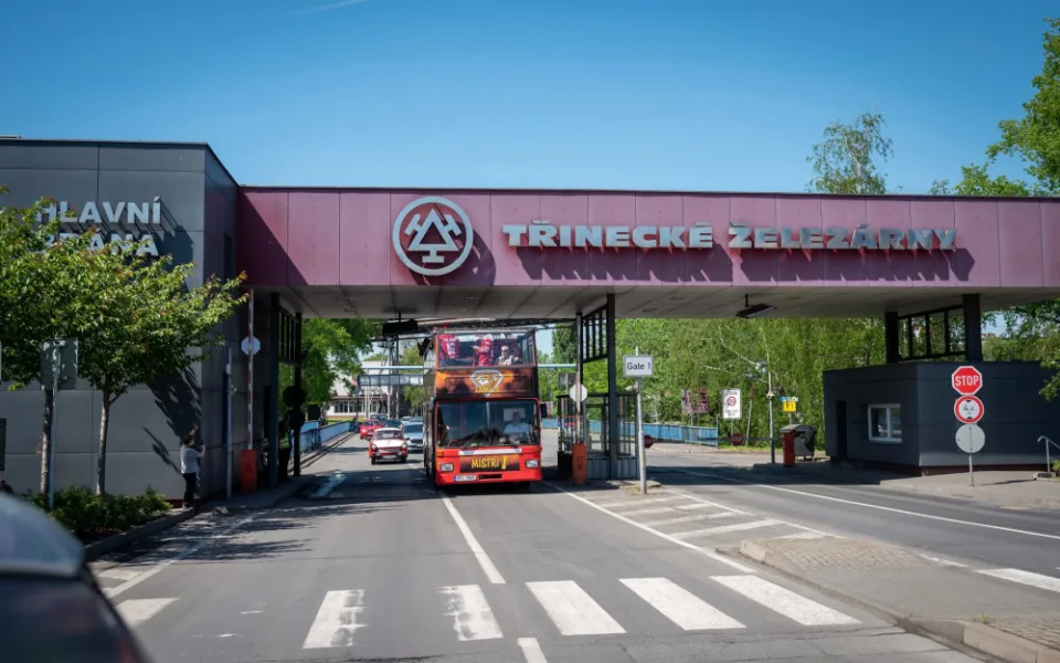 Hokejoví Oceláři projeli Třincem, titul oslavili s hutníky i sestřičkami.