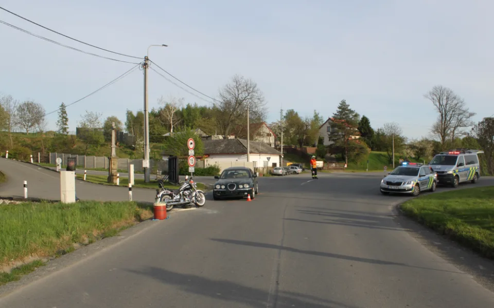 Policisté pátrají po svědcích dopravní nehody, při které se střetl Harley s Jaguárem.