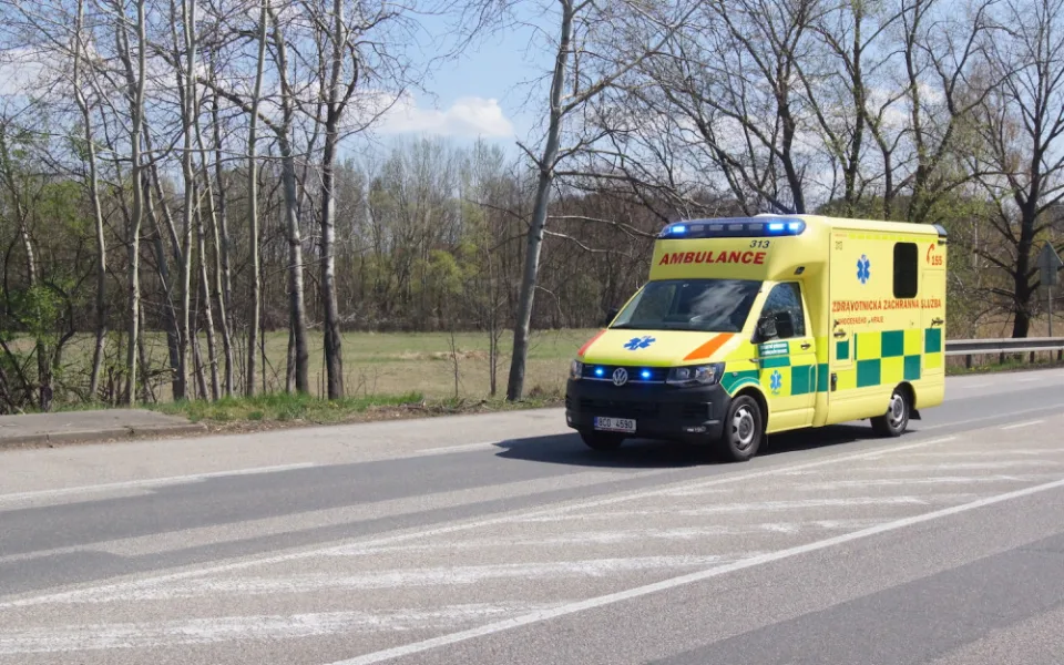 Záchranáři řešili o víkendu nehody motorkářů. Jeden skončil se zraněním pánve a páteře