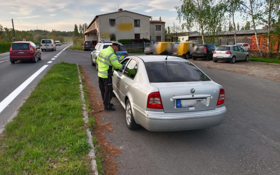 Stovky přestupků. Policisté přistihli osmdesát řidičů s telefonem, v Ostravě zastavili cizince pod vlivem drog