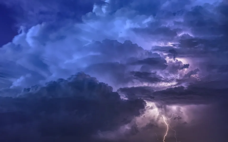 Česko zasáhnout silné bouřky, varovali meteorologové