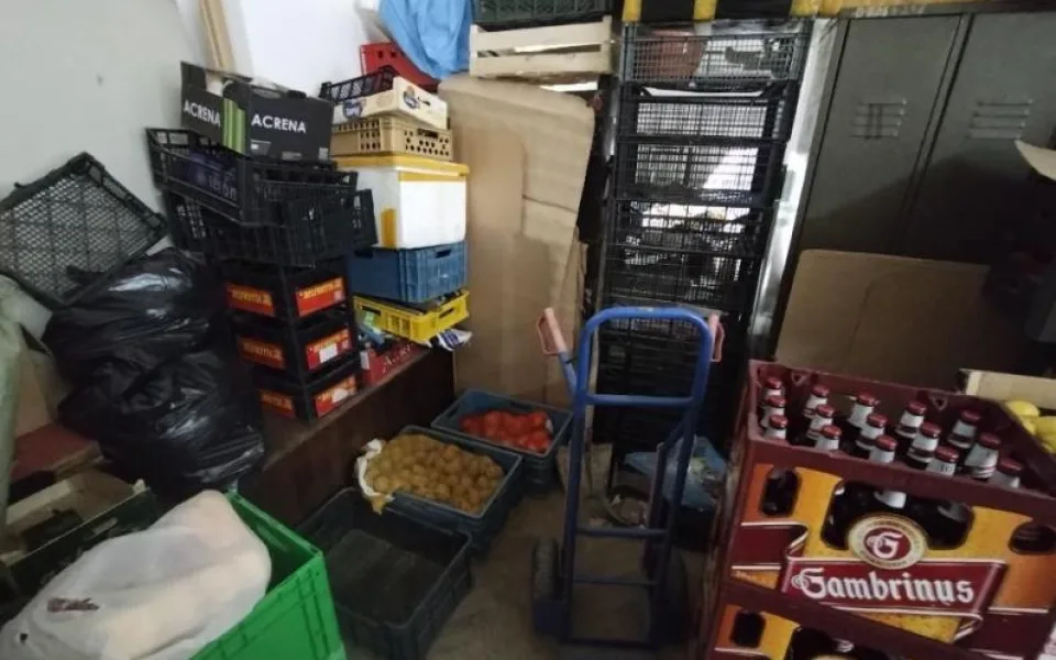 Inspekce uzavřela část obchodu v Odrách. Sklad byl plný odpadků a hmyzu.