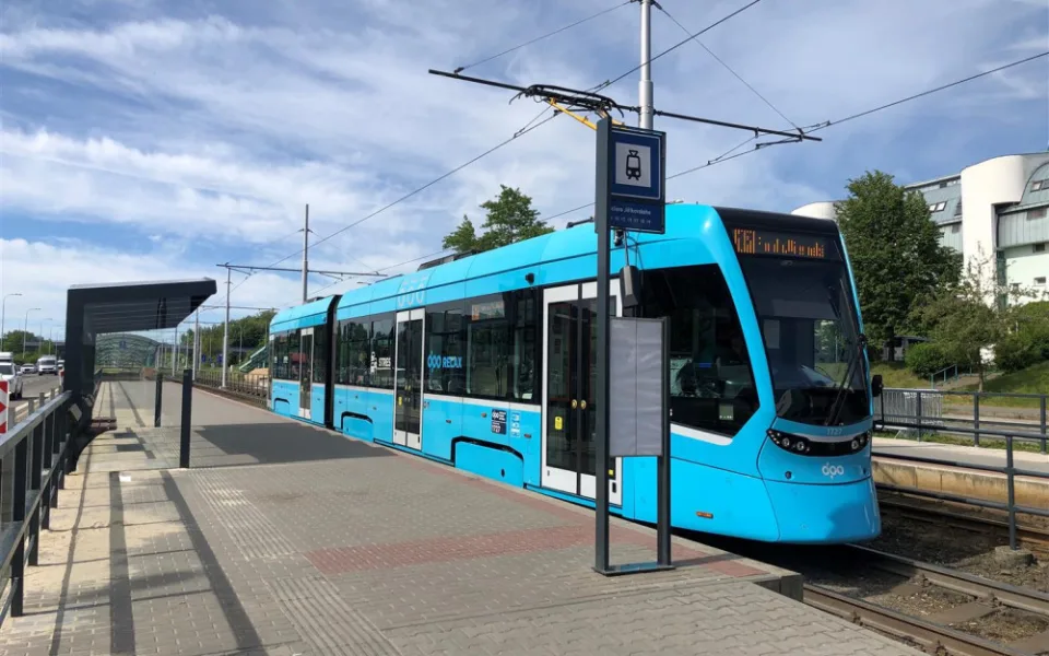 Dopravní podnik Ostrava za 22 milionů korun upraví 11 zastávek, první je hotová.