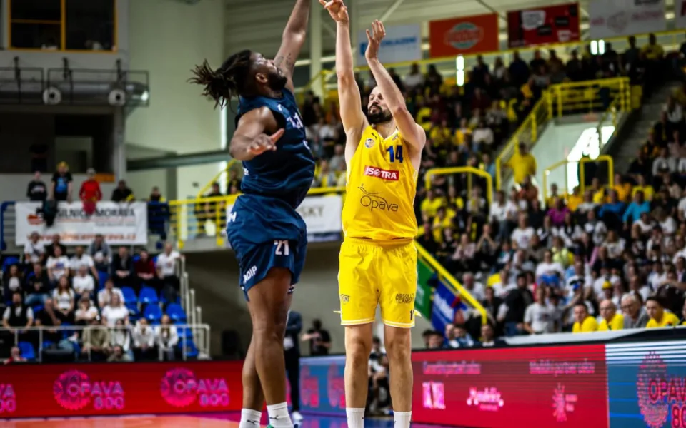 Basketbalová Opava se rozloučila s pivoty Gniadkem a Pecháčkem.