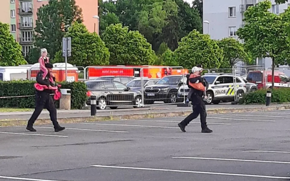 Během hokejového mistrovství v Ostravě se ztratily dvě malé děti. Policisté na čtyřkolkách je našli a vrátili matce
