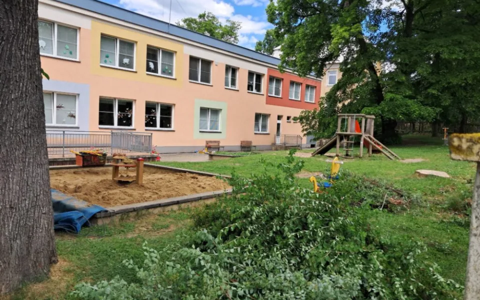 Školka v Jiráskově ulici v Novém Jičíně dostane novou zahradu. Děti si užijí skluzavku, pískoviště i hmyzí hotel