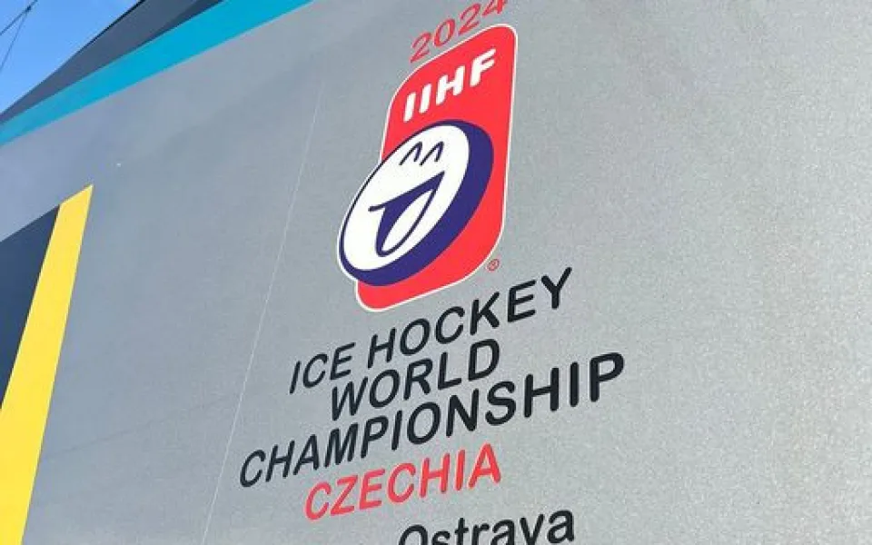 Vlak pro fanoušky hokeje vyjel z Ostravy téměř prázdný, v Olomouci se trochu zaplnil. Noční spoj má lepší vyhlídky