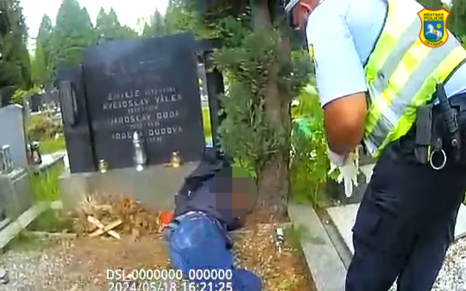 Opilý muž z Ostravy si ustlal na cizím hrobě a tvrdě usnul. Vyděsil seniorku a policistům opakoval, že jde spát