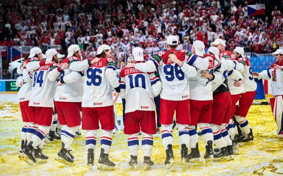 Ostrava slaví. Češi jsou po 14 letech hokejoví mistři světa, trofej získali na domácím ledě