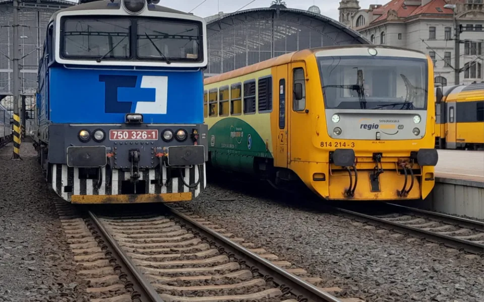 Vlak srazil v Polance nad Odrou chodce, železniční provoz mezi Ostravou a Prahou stojí