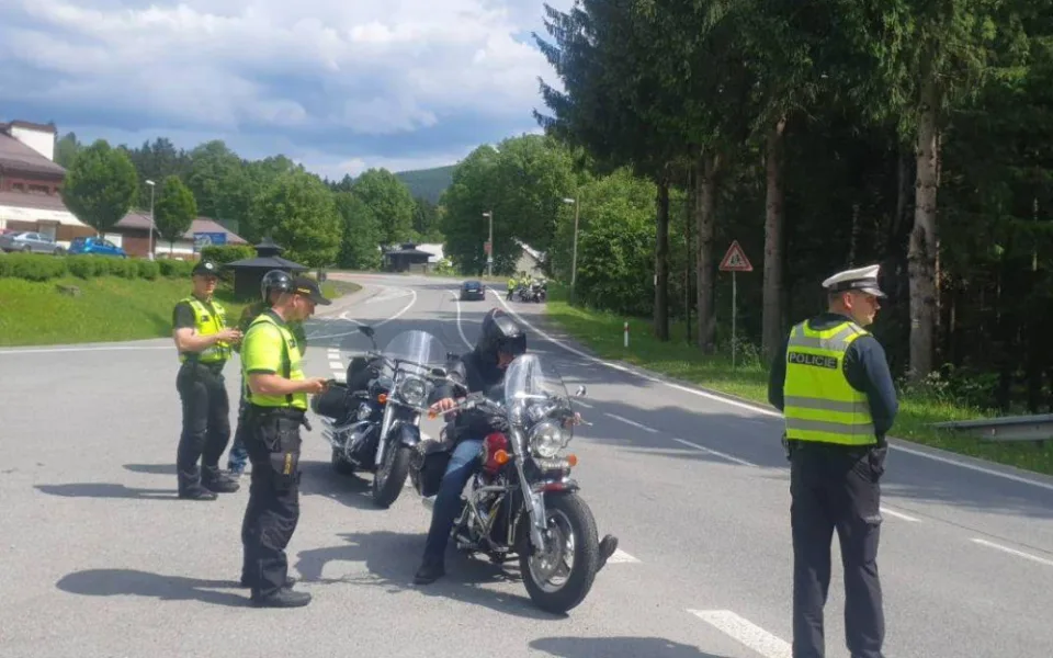 Dopravní policisté si v neděli posvítili na motorkáře i běžné řidiče. Porušení pravidel odhalili až u třetiny z nich