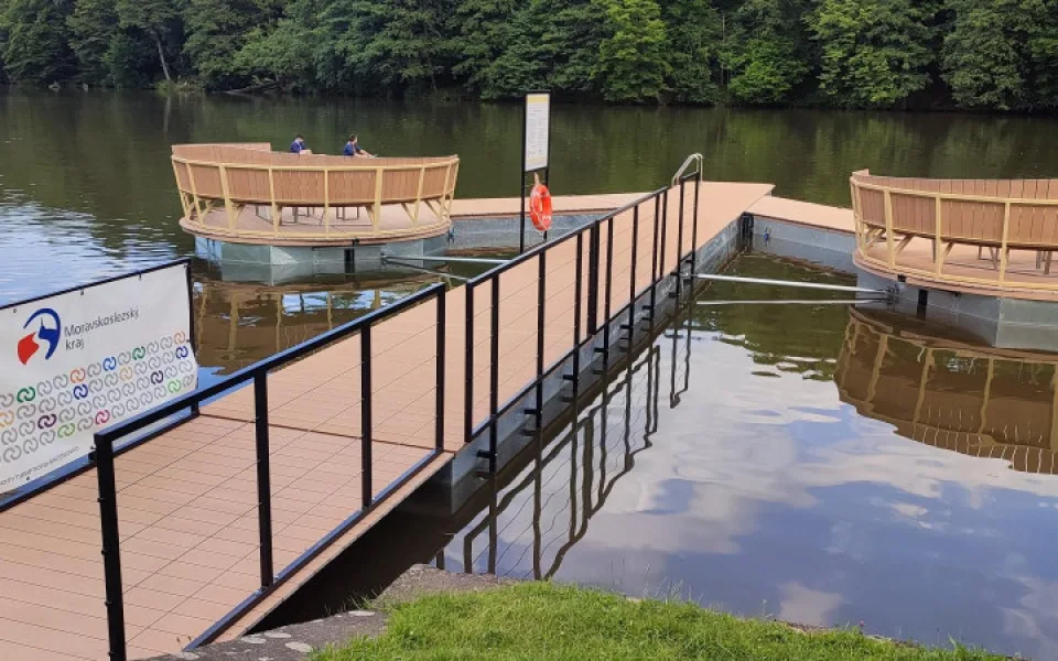 Přehrada Hrabina má nové molo. Město má v plánu vybudovat také relaxační a sportovní zóny.