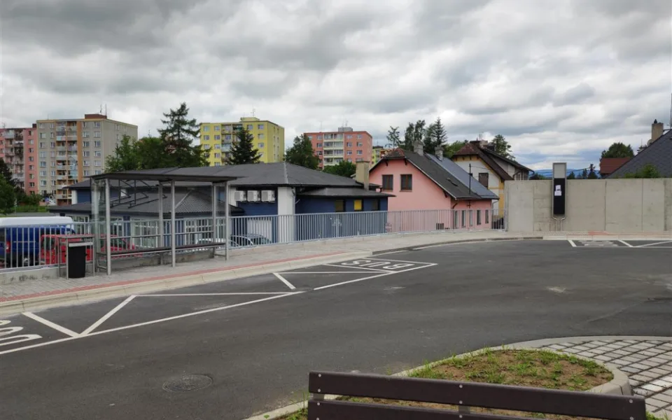 Autobusové stanoviště v Bruntále se vrací na původní místo. Město po dvou letech dokončilo výstavbu opěrné zdi