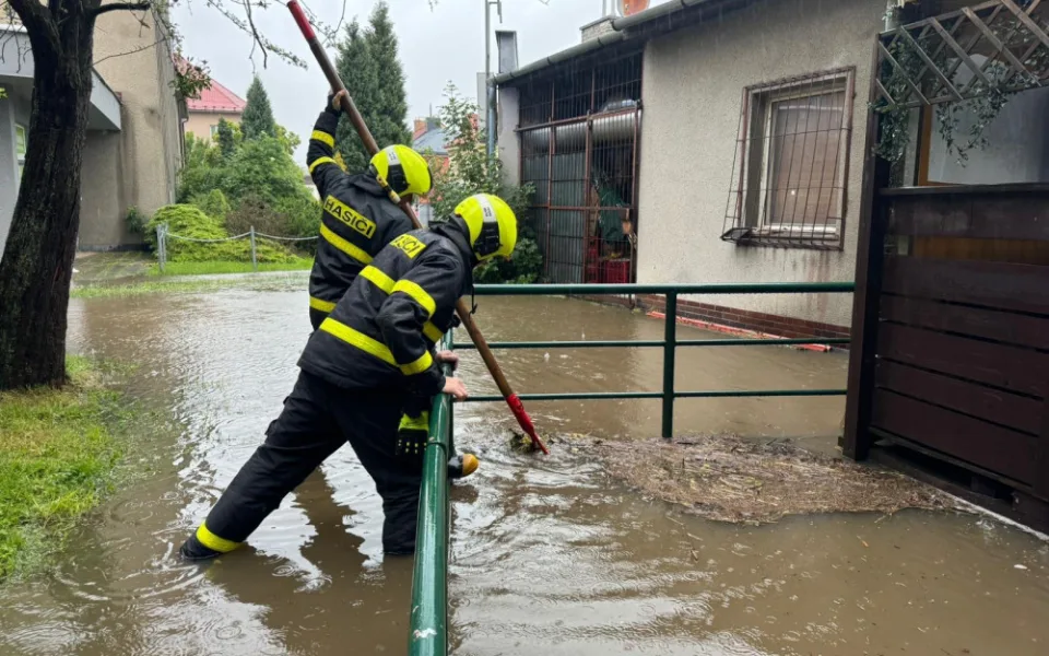 Vytrvalý déšť v noci na dnešek zaplavoval sklepy. Hasiči se nezastavili.