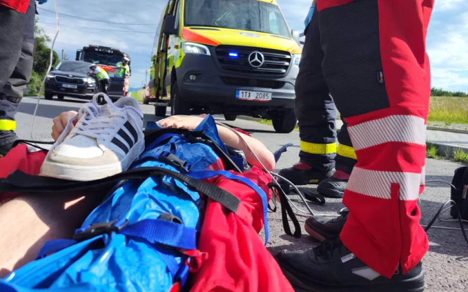 Neopatrný mladík vběhl mimo přechod do cesty motorkáři. Po střetu oba skončili ve frýdecko-místecké nemocnici