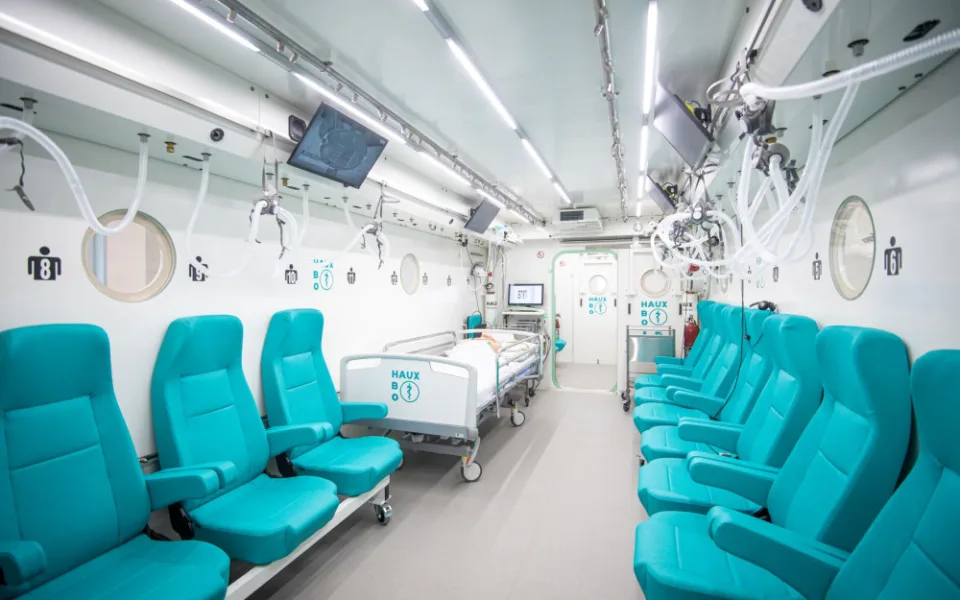 Ostravská nemocnice na Fifejdách má hyperbarickou komoru. Léčí se v ní lidé s poruchou sluchu nebo embolií