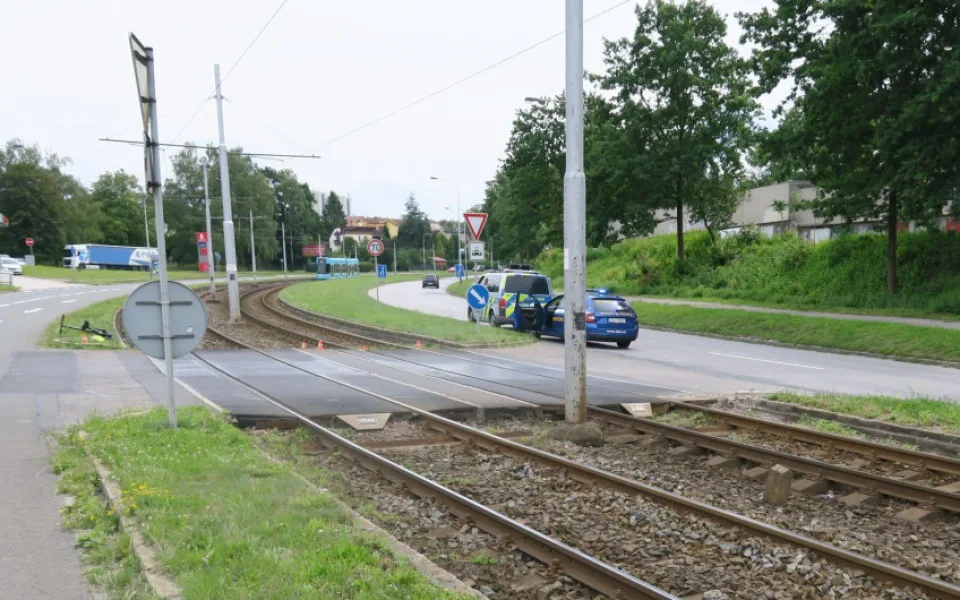 Devadesátiletý muž na elektrokoloběžce nepřežil v Ostravě srážku s tramvají.