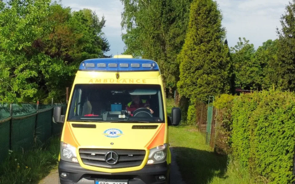 Muž se vážně poranil při pádu ze střechy. Do nemocnice ho transportoval vrtulník.