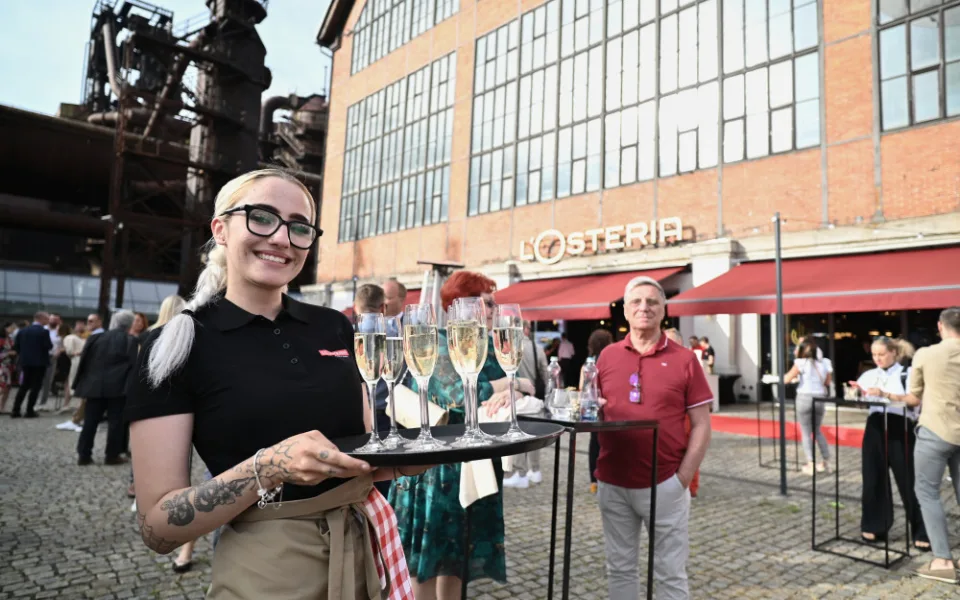 L'Osteria v Dolních Vítkovicích. Červené koberce, modelky, kněz i charitativní dražba