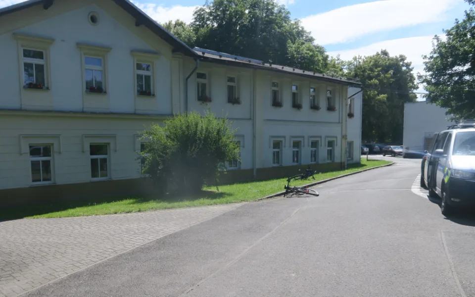 Karvinští policisté hledají svědky srážky čtyřkolky s cyklistkou, která následkem nárazu upadla a zranila se
