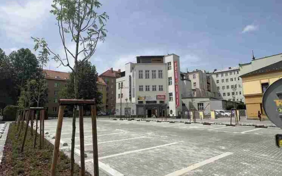 Opavské parkoviště na Masařské dostalo nový kabátek za 10 milionů. Výmoly nahradila mozaiková dlažba