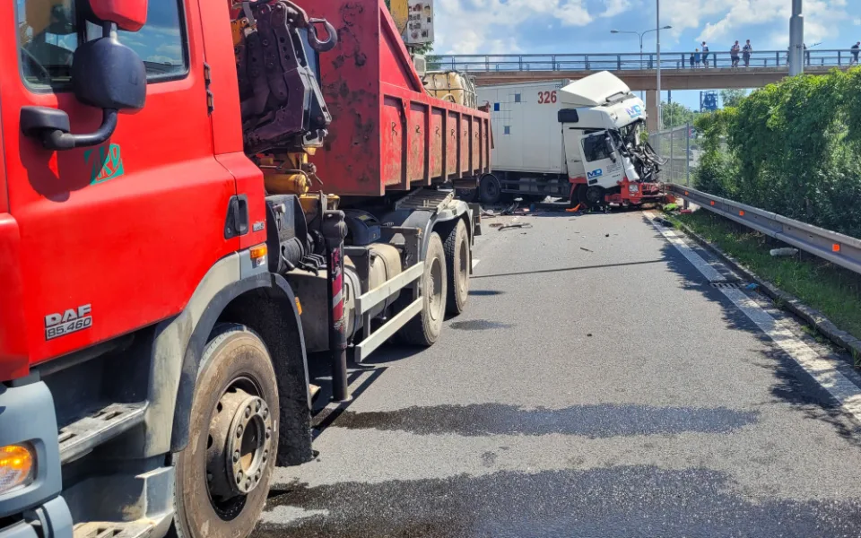 V Ostravě se srazily dva kamiony se dvěma auty. Tři lidé se zranili, jednoho z řidičů vyprošťovali hasiči
