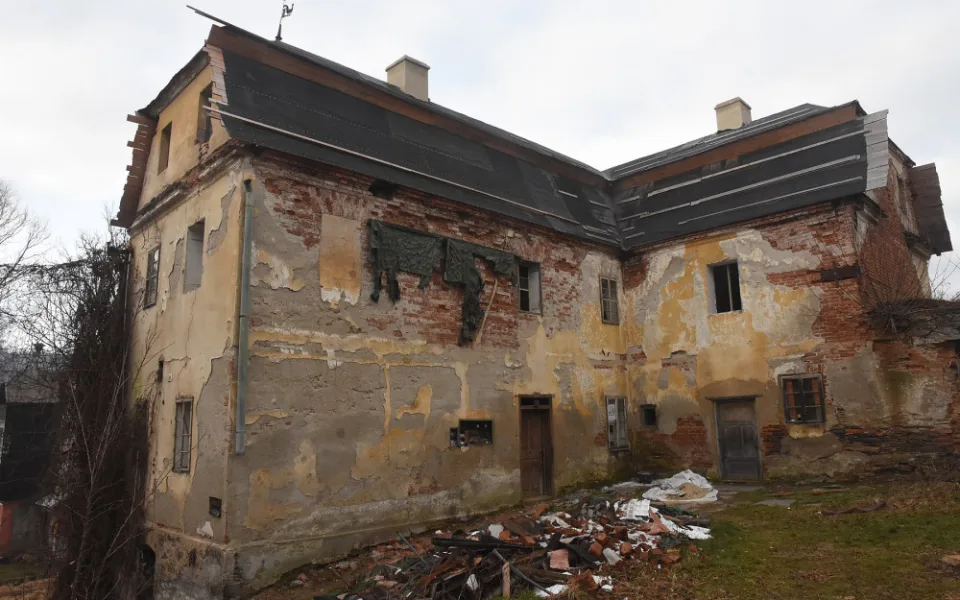 Dobrovolníci pomáhají se záchranou rychty v Karlovicích na Bruntálsku