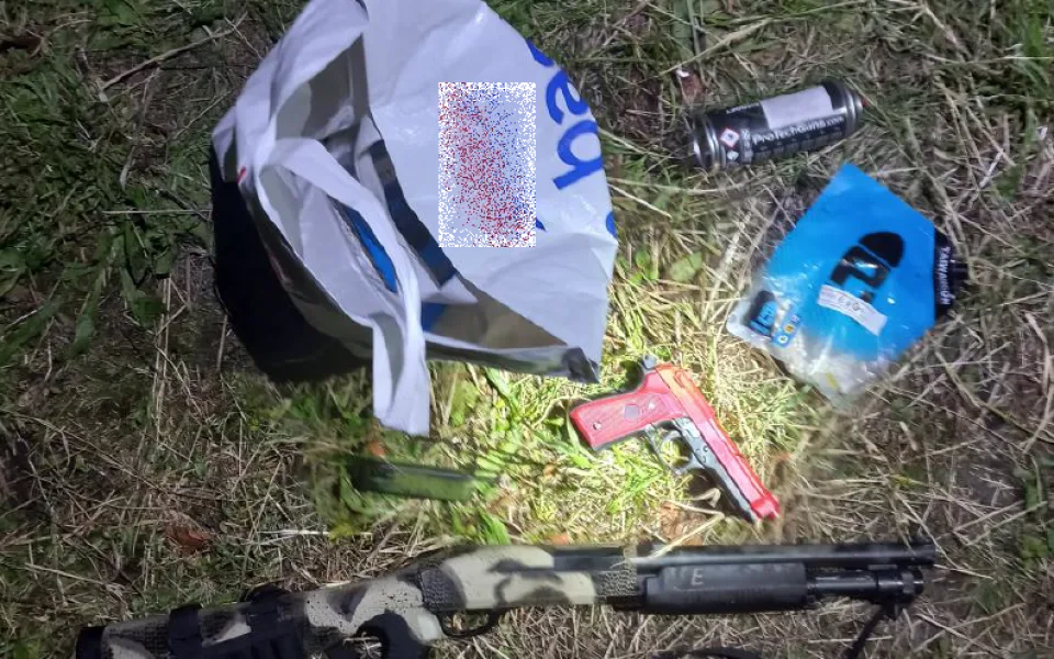 Muž se střelnou zbraní vyrazil k festivalovému areálu. Po pár minutách skončil v rukou policistů.