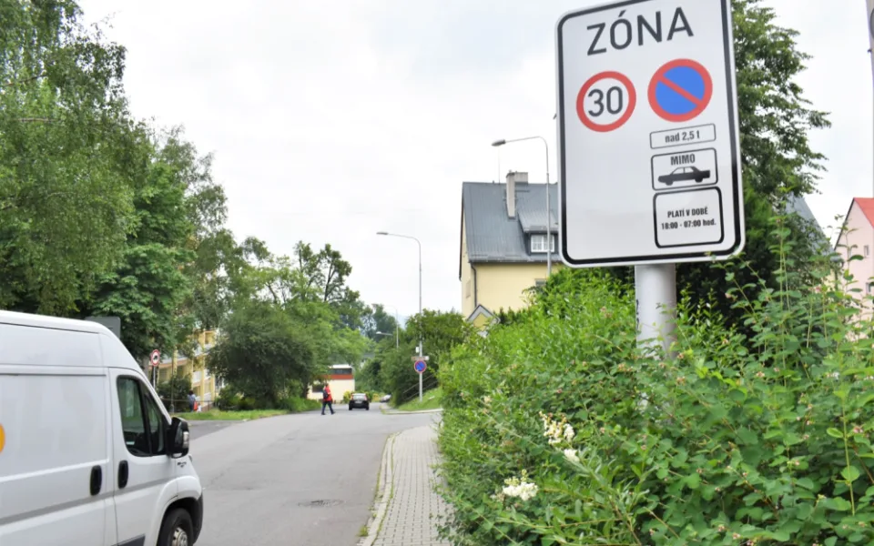 Frýdek-Místek chce více parkovacích míst pro osobní auta. Řešením jsou nová parkoviště a omezení pro dodávky
