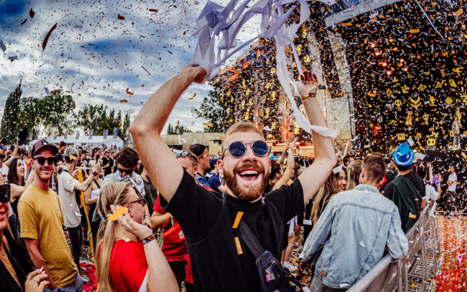 Ostravský festival Beats for Love zdolává rekordy, v pátek přilákal 40 tisíc lidí. Interpreti vystoupili i přes zdravotní problémy