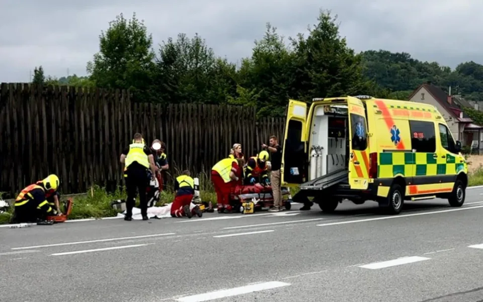 Ve Fryčovicích na Frýdecko-Místecku se zranili dva lidé na motocyklu, řidič auta jim nedal přednost