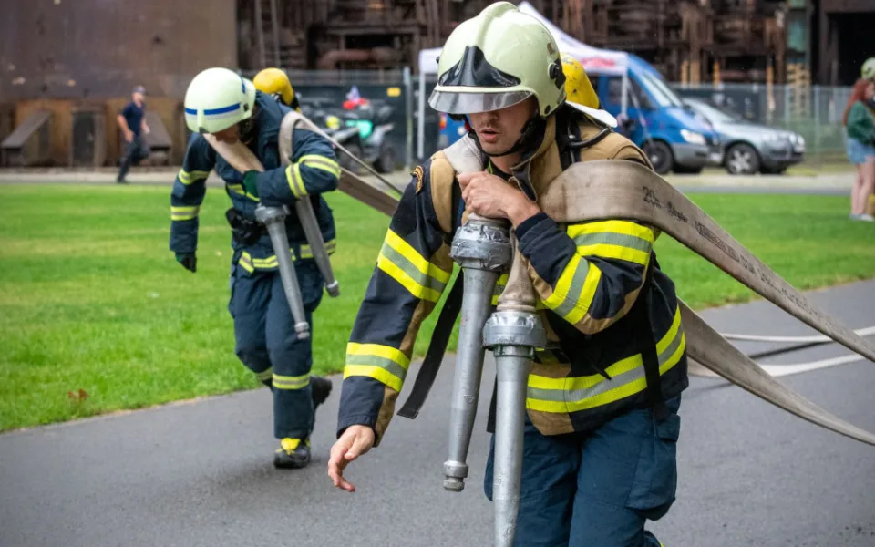 Noční požár bytu ve Frýdku-Místku způsobil škodu kolem milionu korun, hasiči evakuovali 12 lidí