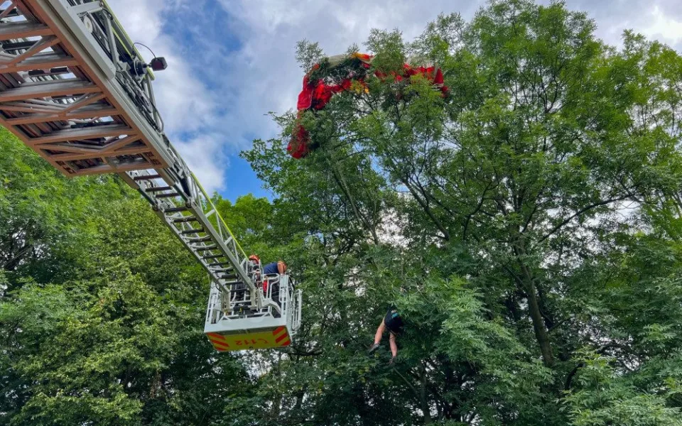 Paraglidistka neplánovaně přistála do koruny stromu. Sundat ji museli hasiči.