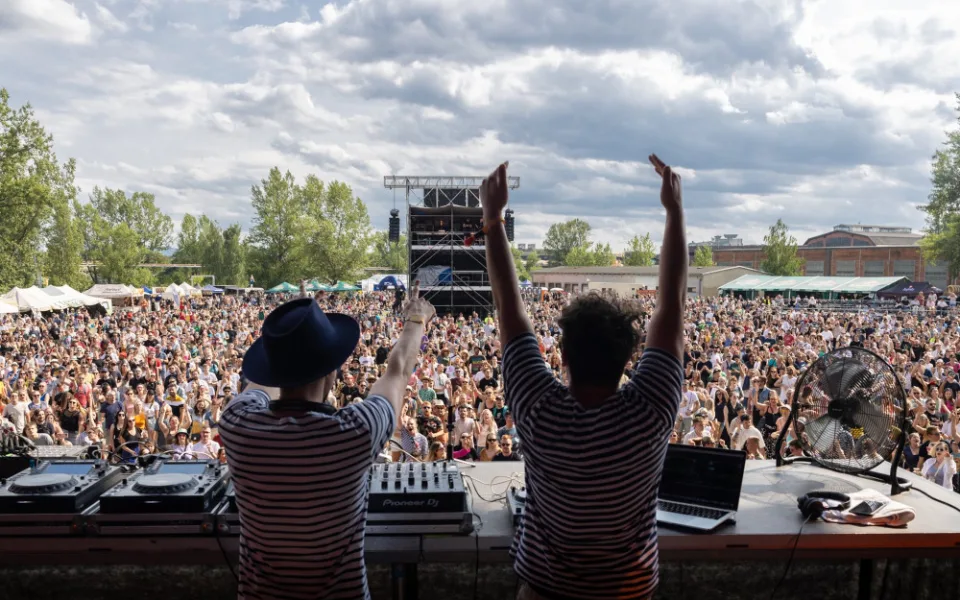 České dráhy a RegioJet posílí vlakové spoje na festival Colours of Ostrava, který začíná už ve středu