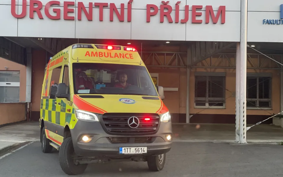 Muže na Frýdecko-Místecku u bazénu zasáhl elektrický proud. Záchranáři ho museli opakovaně resuscitovat