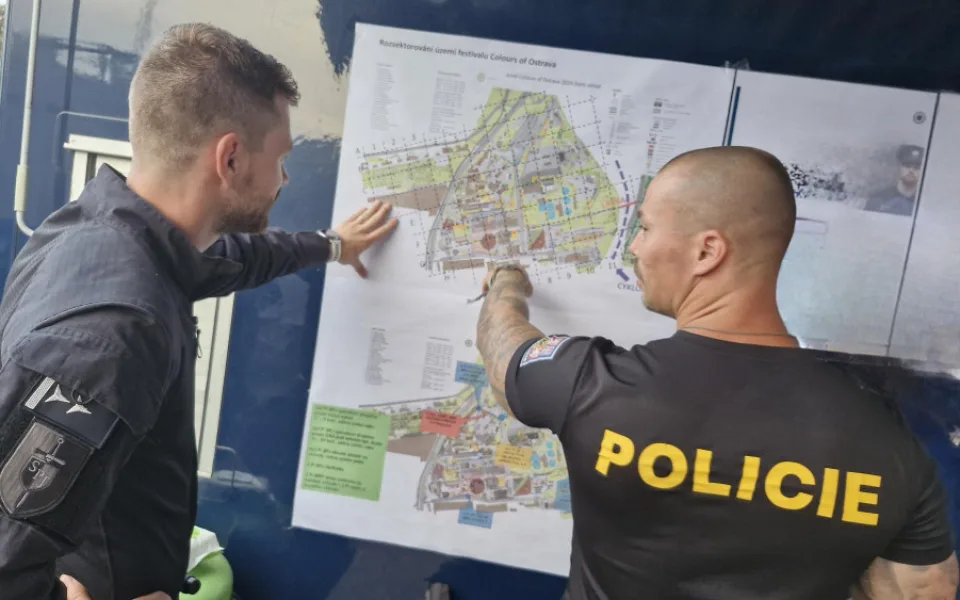 Policisté hledali ztracenou manželku a zabavovali drony, jinak se Colours of Ostrava problémům vyvarovaly