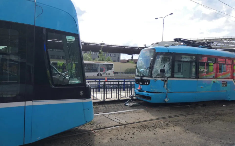 Srážka dvou tramvají výrazně komplikuje dopravu v Ostravě. Z centra se lidé nedostanou do Vítkovic a na Jih
